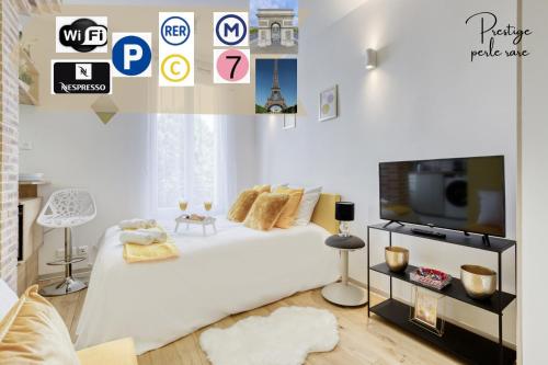 une chambre avec un lit blanc et une télévision dans l'établissement escalade romantique 5 min de Paris, à Ivry-sur-Seine