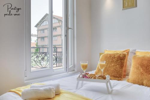 - un salon avec un canapé et 2 verres de vin dans l'établissement escalade romantique 5 min de Paris, à Ivry-sur-Seine