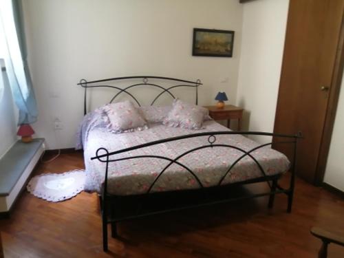 um quarto com uma cama e piso em madeira em Borgo Creativo em Montopoli in Val dʼArno