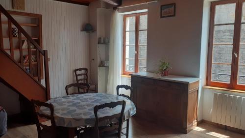 une salle à manger avec une table et une table et des chaises dans l'établissement Maison avec jardin SYLVANES, à Sylvanès