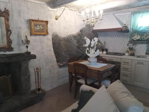 eine Küche mit einem Tisch und einem Esszimmer in der Unterkunft Casa Vacanza La Baitina in Antronapiana