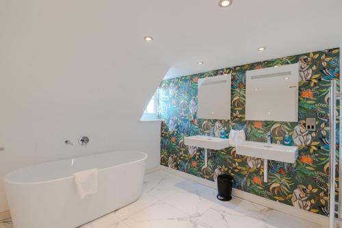een badkamer met 2 wastafels en een bad bij Redcliffe Parade No.9 I Your Apartment in Bristol