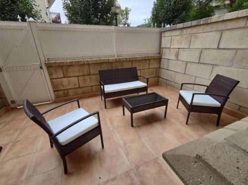3 sillas y una mesa en un patio en LA PLAYA DE TOÑA by Urdaibai Rentals, en Pedernales