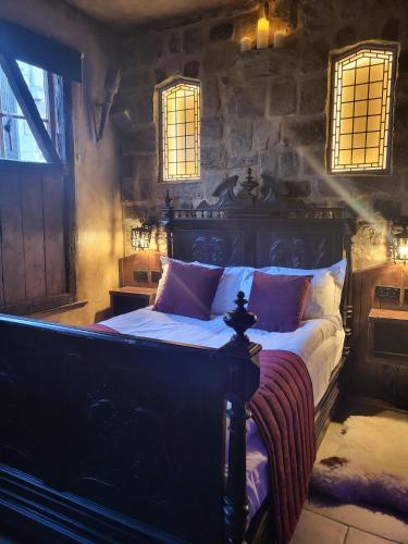 una camera con un grande letto in una stanza in pietra di Hocus Pocus Tiny Hotel a York