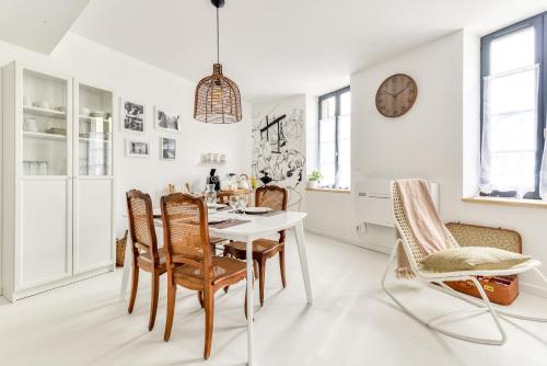 un comedor blanco con una mesa y sillas blancas en L'Or Blanc, Castel View, Air conditioner, Netflix, 160m from medieval town, en Carcassonne