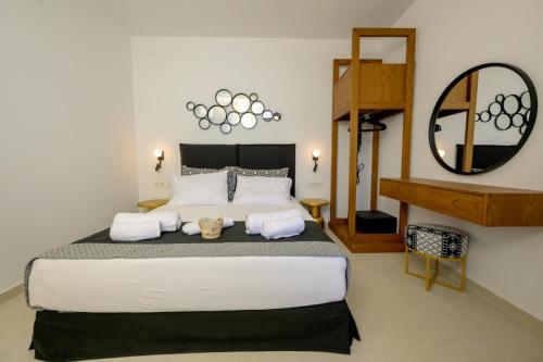 Giường trong phòng chung tại Irini Design Apartments