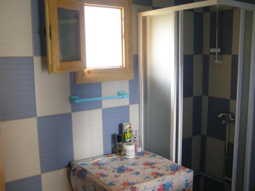 庫察的住宿－Guesthouse Kuzmanovic，一个小浴室,配有桌子和窗户