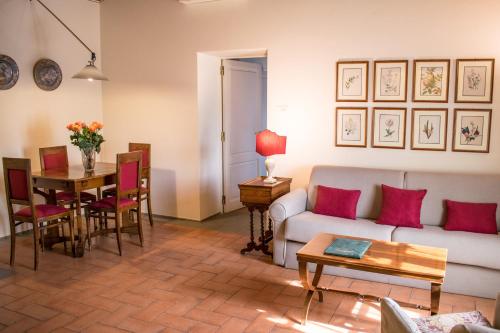 sala de estar con sofá y mesa en Residenza Ca De Frati, en Arezzo