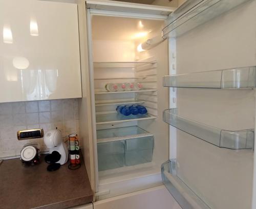lodówka z otwartymi drzwiami w kuchni w obiekcie Parco Dora View Apartment w Turynie