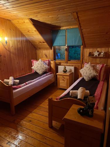 um quarto com duas camas num camarote em Cabana dintre Brazi em Mintia