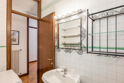 uma casa de banho com um lavatório e um espelho em Padova Santa Croce Apartment em Pádua