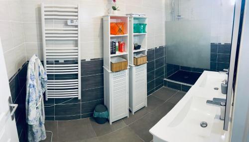 uma casa de banho com um lavatório, um WC e uma banheira em Chambre privée face à la gare em Tarbes