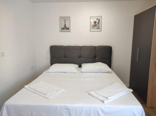 - une chambre avec un lit et 2 serviettes blanches dans l'établissement Joy I, à Šibenik