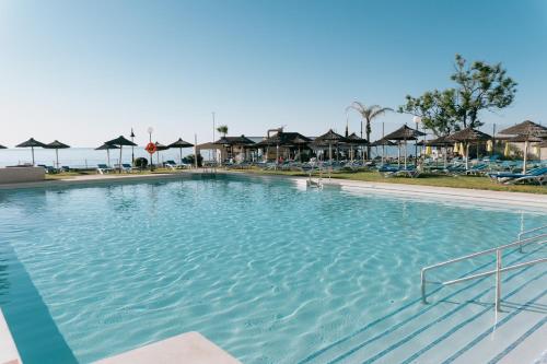 een groot zwembad in een resort bij La Barracuda in Torremolinos
