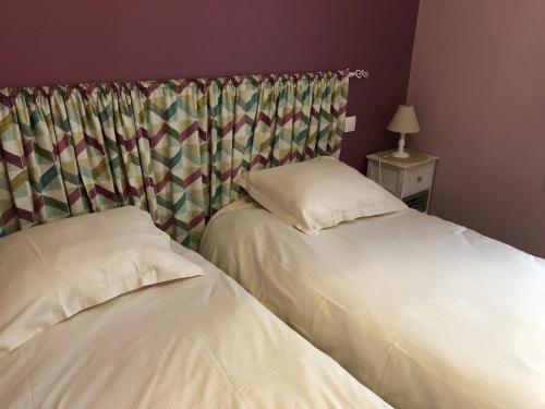 - une chambre avec 2 lits et un rideau dans l'établissement les deux falaises à Eu, à Eu