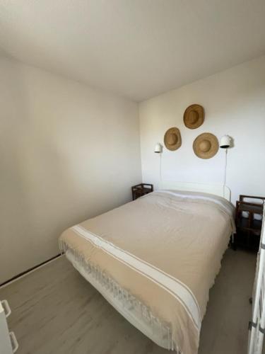 Posteľ alebo postele v izbe v ubytovaní Appartement avec Piscine et Tennis St Pierre La Mer - 4TMED207I