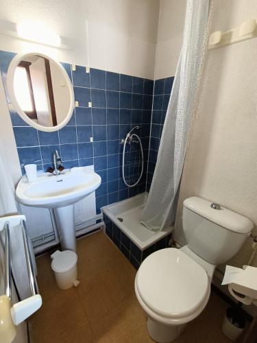 une salle de bain avec toilettes, lavabo et baignoire dans l'établissement Appartement avec Piscine et Tennis St Pierre La Mer - 4TMED207I, à Saint Pierre La Mer