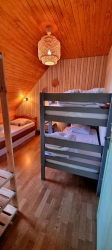 a bunk bed room with two bunk beds in it at Charmante maison familiale du moulin st-michel in Saint-Quay-Portrieux