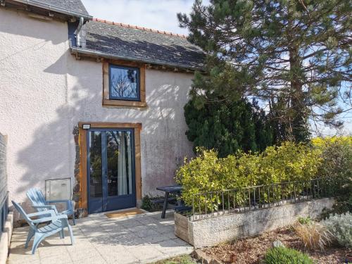 Casa con puerta azul y patio en Gîte entre Terre et Mer axe Rennes / Saint Malo en Langouet