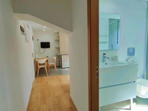 Il comprend une salle de bains pourvue d'un lavabo et une cuisine équipée d'une table. dans l'établissement Appartement cosy, proche thermes et pistes, équipé WiFi, parking gratuit, casier à skis - FR-1-234-24, à Cauterets