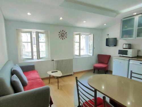 Appartement 3 pièces à Cauterets, proche thermes et télécabine, avec wifi et parking - FR-1-234-144