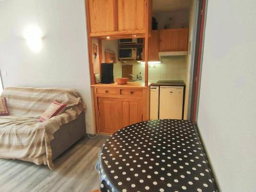 une petite cuisine avec une table dans une pièce dans l'établissement Appartement Centre-Ville 4/6 Pers, 3e Étage, Cuisine Équipée, Parking Gratuit, Linge en Supplément - FR-1-234-228, à Cauterets