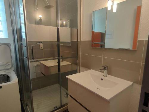 y baño con ducha acristalada y lavamanos. en Appartement Cauterets, 3 pièces, 6 personnes - FR-1-234-228, en Cauterets