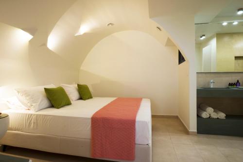 una camera con un letto e un soffitto a volta di Central Grinn-in the heart of Rhodes,new&stylish! a Città di Rodi