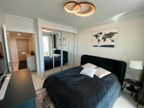 Krevet ili kreveti u jedinici u objektu Luxury 1-bedroom apartment with sauna and sea view