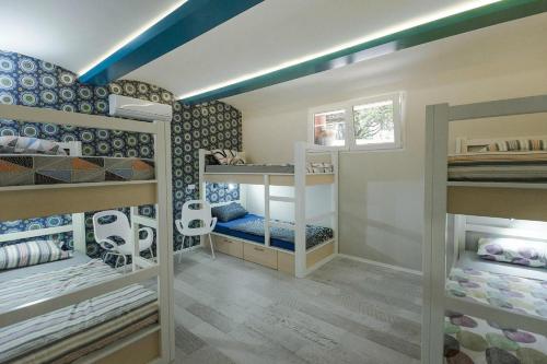 A bunk bed or bunk beds in a room at Hostel Bongo
