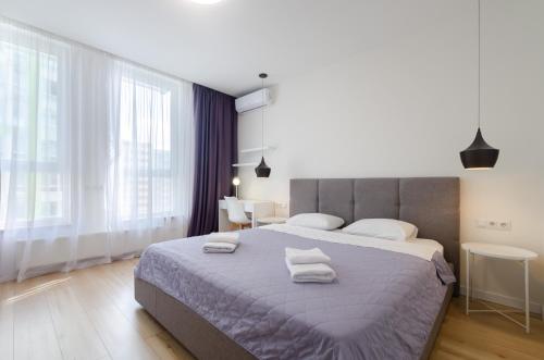 Un pat sau paturi într-o cameră la 13129 Nivki-Park cozy apartment