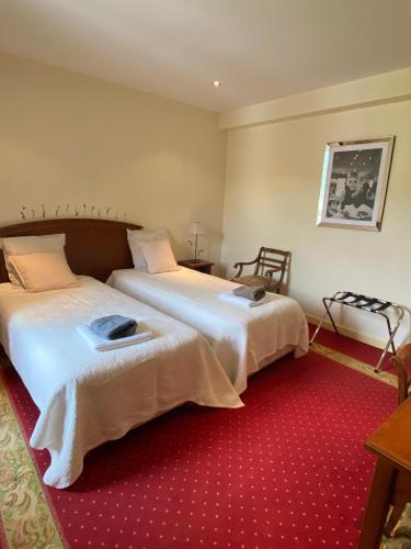 deux lits côte à côte dans une pièce dans l'établissement HOME LE SOFT Vic sur Cère, à Vic-sur-Cère