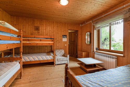 een slaapkamer met 2 stapelbedden en een tafel bij Energia puhkemaja in Otepää
