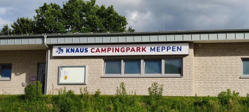 un edificio con un cartel que lee Kinks acampando campingark meyer en KNAUS Campingpark Meppen en Meppen