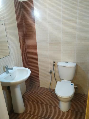 Vonios kambarys apgyvendinimo įstaigoje Kadavil Suites Rooms and Apartments Edappally