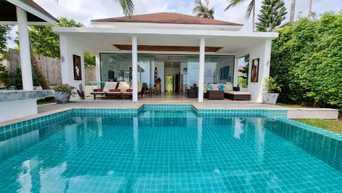 Kolam renang di atau dekat dengan Diamond Villa