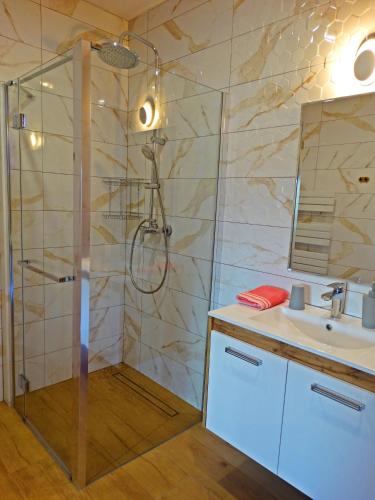 a bathroom with a shower and a sink at Apartamenty Widokówka in Grywałd