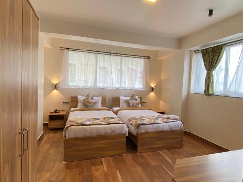 Ένα ή περισσότερα κρεβάτια σε δωμάτιο στο Janeira