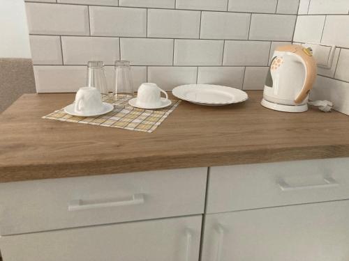 a kitchen counter with two dishes and a juicer at H2O in Pobierowo