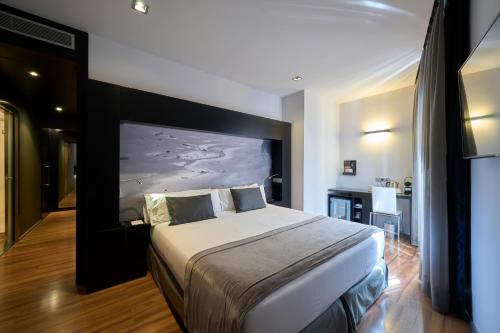 a bedroom with a large bed in a room at Catalonia Catedral in Barcelona