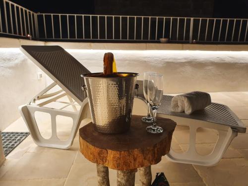 een tafel met een blender en een wijnglas bij Via Roma 32 in Ostuni