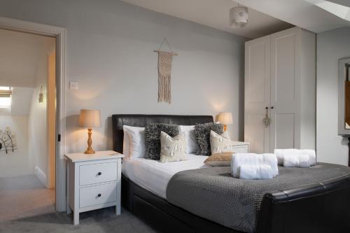 - une chambre avec un grand lit et des oreillers dans l'établissement Beautiful Townhouse on The Great Orme, Llandudno PET FRIENDLY, à Llandudno