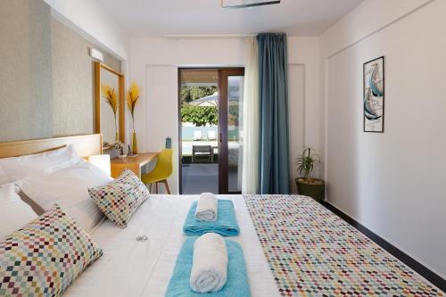 A bed or beds in a room at Coconut Palm Paradise