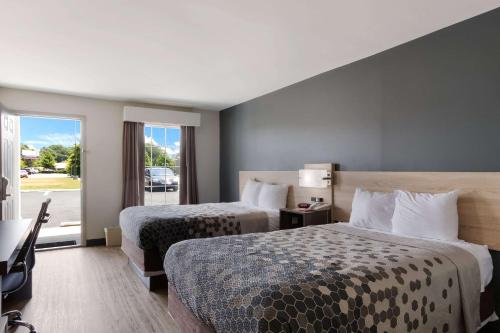 een hotelkamer met 2 bedden en een raam bij Econo Lodge in Greenville