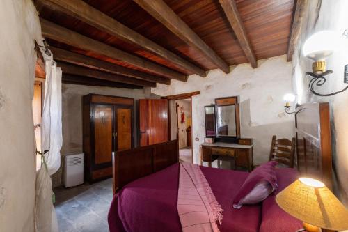 a bedroom with a purple bed in a room at Casa Rural Tamasite in Tuineje