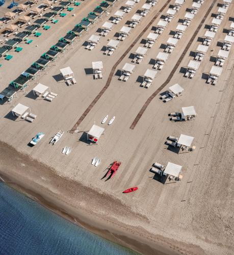 an aerial view of a beach with tables and chairs at Principe Forte Dei Marmi - Resort & Spa in Forte dei Marmi