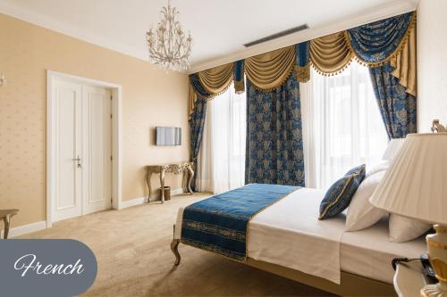 Un pat sau paturi într-o cameră la The Mansion Boutique Hotel