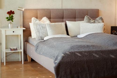 Ένα ή περισσότερα κρεβάτια σε δωμάτιο στο Loft-Apartment - Bestlage am Kurpark mit Terrasse - kostenloses Parken - Küche - Netflix - Waschmaschine