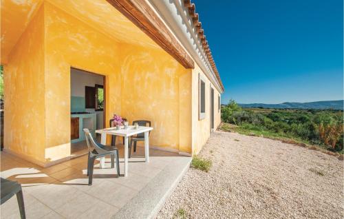 eine Terrasse mit einem Tisch und Stühlen auf einem Haus in der Unterkunft Li Scalitti 1 in Badesi