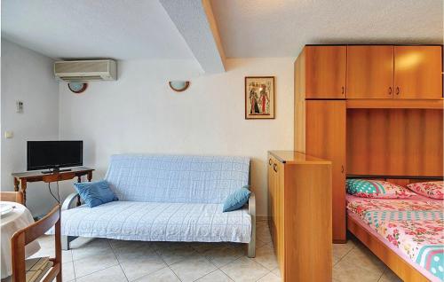 - une chambre avec un canapé, un lit et une télévision dans l'établissement Beautiful Apartment In Pula With Kitchen, à Pula